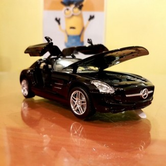 MZ Mercedes-Benz 1:32 Scale Pull Back Model Car with Lights, Sounds, and Opening Doors, Hood, Trunk