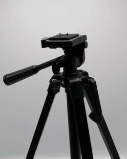 Tripod D440 Mini Tripod with Retractable Legs for Smartphones and Cameras Price in Pakistan | LAPTAB