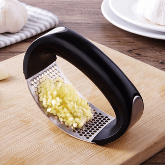 Stainless Steel Garlic Press with Comfortable Plastic Handle for Easy Crushing and Mincing