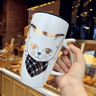 640ml Handmade Cat Ceramic Mug with Tail Handle and Plastic Lid for Coffee